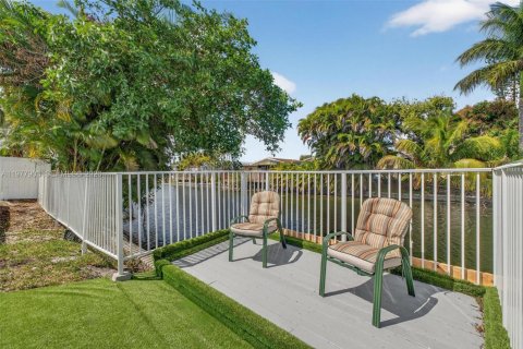 House in Miramar, Florida 3 bedrooms, 119.47 sq.m. № 2047323 - photo 29