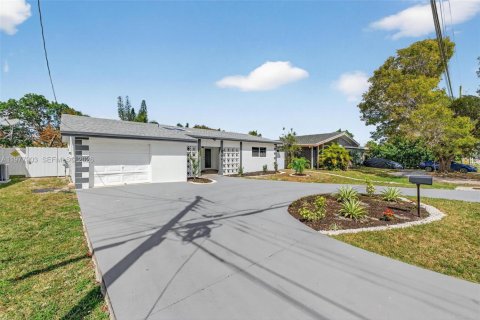 House in Miramar, Florida 3 bedrooms, 119.47 sq.m. № 2047323 - photo 24