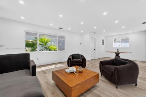 House in Miramar, Florida 3 bedrooms, 119.47 sq.m. № 2047323 - photo 10