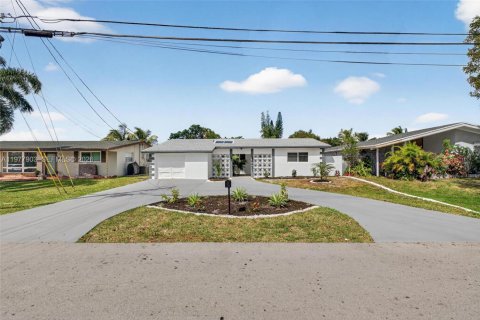 House in Miramar, Florida 3 bedrooms, 119.47 sq.m. № 2047323 - photo 2