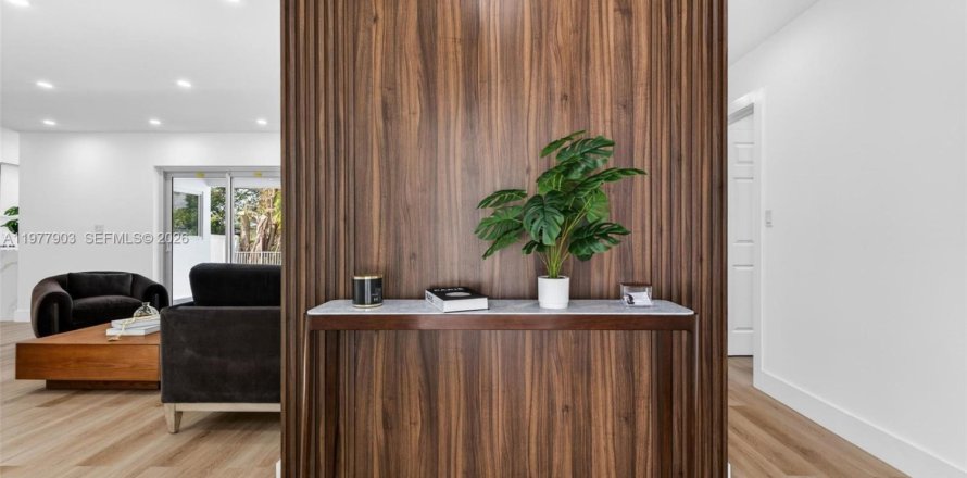 House in Miramar, Florida 3 bedrooms, 119.47 sq.m. № 2047323