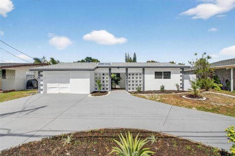 House in Miramar, Florida 3 bedrooms, 119.47 sq.m. № 2047323 - photo 25