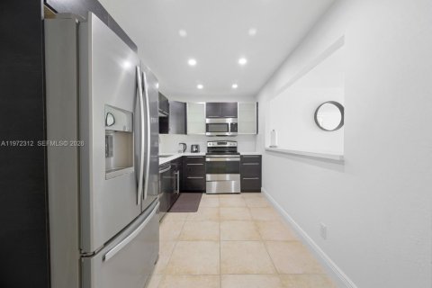 Condo in Sunny Isles Beach, Florida, 2 bedrooms № 2078891 - photo 8