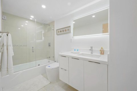 Condo in Sunny Isles Beach, Florida, 2 bedrooms № 2078891 - photo 14