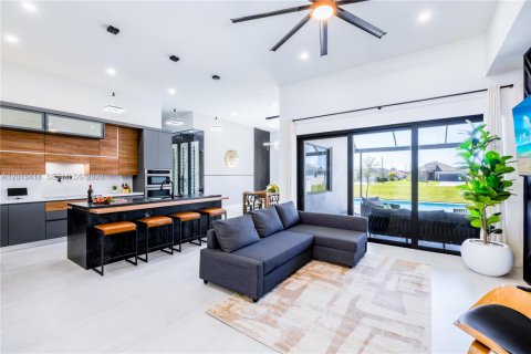Casa en venta en Cape Coral, Florida, 4 dormitorios № 2171365 - foto 10