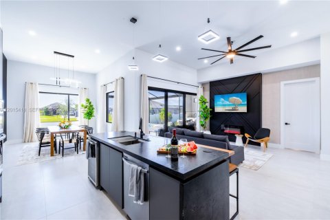 Casa en venta en Cape Coral, Florida, 4 dormitorios № 2171365 - foto 7