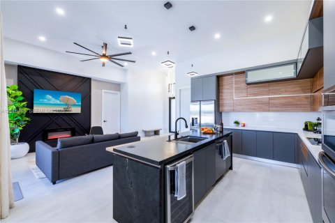 Casa en venta en Cape Coral, Florida, 4 dormitorios № 2171365 - foto 8