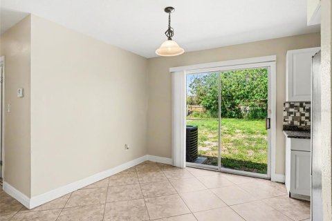 House in Orlando, Florida 4 bedrooms, 108.51 sq.m. № 2114839 - photo 7
