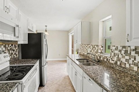 House in Orlando, Florida 4 bedrooms, 108.51 sq.m. № 2114839 - photo 6
