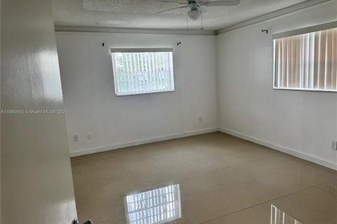Copropriété à louer à Lauderdale Lakes, Floride: 2 chambres, 101.08 m2 № 2240218 - photo 5