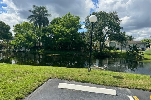 Copropriété à louer à Lauderdale Lakes, Floride: 2 chambres, 101.08 m2 № 2240218 - photo 7