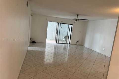 Copropriété à louer à Lauderdale Lakes, Floride: 2 chambres, 101.08 m2 № 2240218 - photo 3
