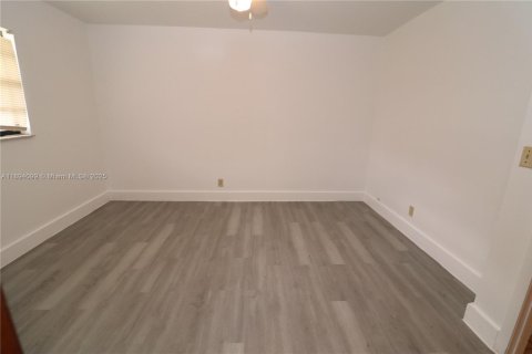 Снять в аренду виллу или дом в Холливуд, Флорида 2 спальни, 74.32м2, № 1945966 - фото 9