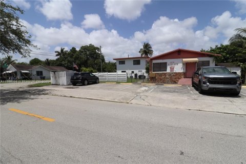 Villa ou maison à louer à Hollywood, Floride: 2 chambres, 74.32 m2 № 1945966 - photo 18