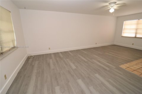 Снять в аренду виллу или дом в Холливуд, Флорида 2 спальни, 74.32м2, № 1945966 - фото 4