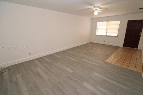 Снять в аренду виллу или дом в Холливуд, Флорида 2 спальни, 74.32м2, № 1945966 - фото 3