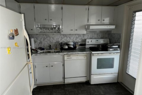Apartment in Hollywood, Florida 1 bedroom, 72 sq.m. № 1993257 - photo 2