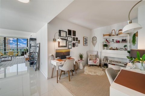 Condo in Miami, Florida, 2 bedrooms  № 2042110 - photo 8