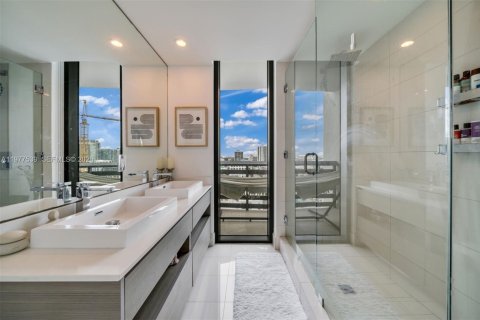 Condo in Miami, Florida, 2 bedrooms  № 2042110 - photo 16