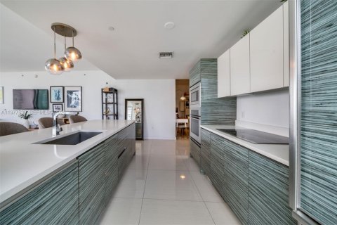 Condo in Miami, Florida, 2 bedrooms  № 2042110 - photo 4