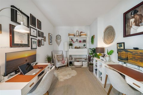 Condo in Miami, Florida, 2 bedrooms  № 2042110 - photo 9