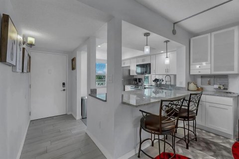 Condo in Saint Petersburg, Florida, 2 bedrooms № 2379135 - photo 6