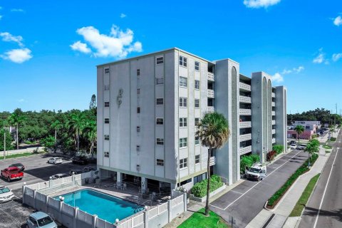 Condo in Saint Petersburg, Florida, 2 bedrooms № 2379135 - photo 27