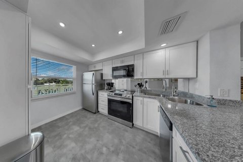 Condo in Saint Petersburg, Florida, 2 bedrooms № 2379135 - photo 3