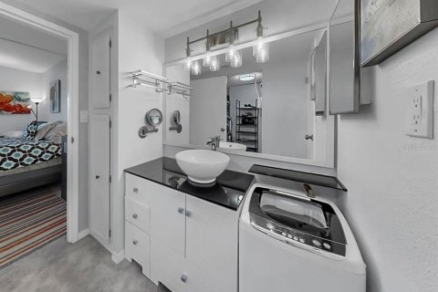 Condo in Saint Petersburg, Florida, 2 bedrooms № 2379135 - photo 18