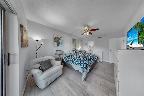 Condo in Saint Petersburg, Florida, 2 bedrooms № 2379135 - photo 14