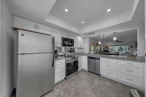 Condo in Saint Petersburg, Florida, 2 bedrooms № 2379135 - photo 2