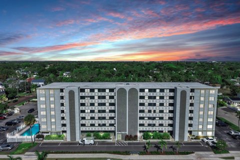 Condo in Saint Petersburg, Florida, 2 bedrooms  № 2379135