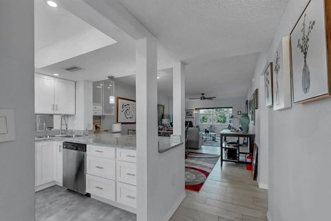 Condo in Saint Petersburg, Florida, 2 bedrooms № 2379135 - photo 5