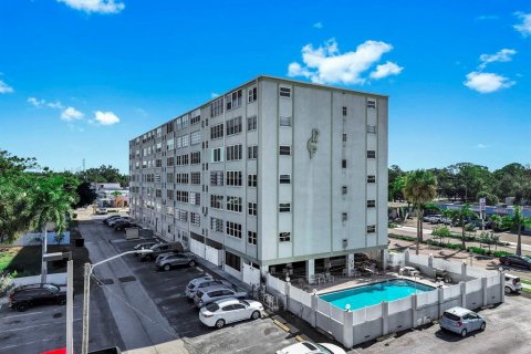 Condo in Saint Petersburg, Florida, 2 bedrooms № 2379135 - photo 28