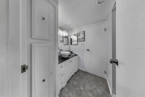 Condo in Saint Petersburg, Florida, 2 bedrooms № 2379135 - photo 17