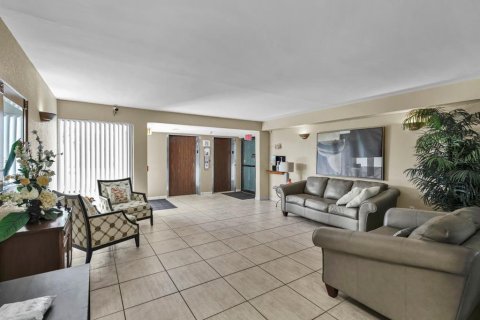 Condo in Saint Petersburg, Florida, 2 bedrooms № 2379135 - photo 23