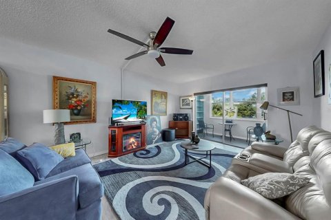 Condo in Saint Petersburg, Florida, 2 bedrooms № 2379135 - photo 10