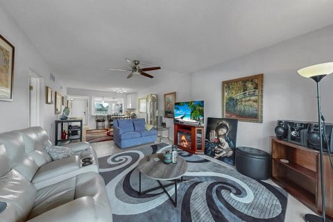 Condo in Saint Petersburg, Florida, 2 bedrooms № 2379135 - photo 12