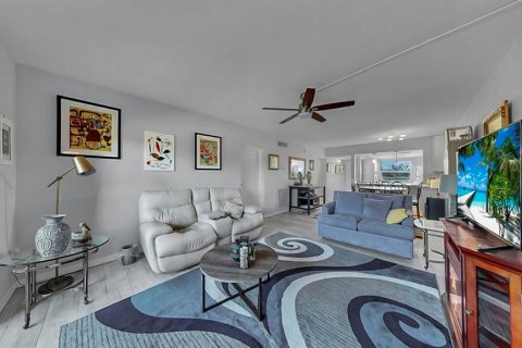 Condo in Saint Petersburg, Florida, 2 bedrooms № 2379135 - photo 11