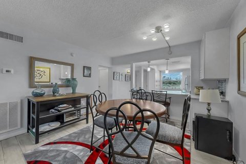 Condo in Saint Petersburg, Florida, 2 bedrooms № 2379135 - photo 8