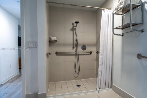 Condo in Hallandale Beach, Florida, 2 bedrooms  № 1766480 - photo 9