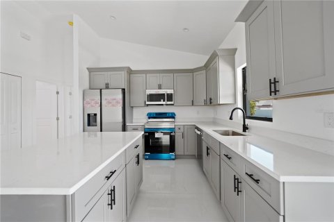Villa ou maison à vendre à Cape Coral, Floride: 4 chambres, 154.03 m2 № 2166302 - photo 10