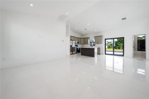 Villa ou maison à vendre à Cape Coral, Floride: 4 chambres, 154.03 m2 № 2166302 - photo 7