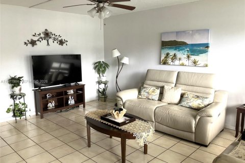 Condo in Pembroke Pines, Florida, 2 bedrooms  № 2080266 - photo 5