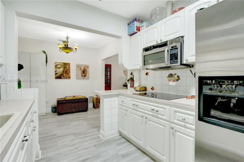 House in Miami, Florida 3 bedrooms, 143.72 sq.m. № 2062667 - photo 9