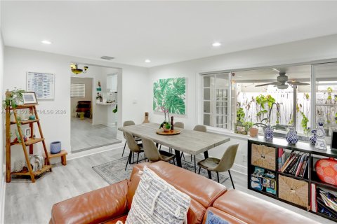 House in Miami, Florida 3 bedrooms, 143.72 sq.m. № 2062667 - photo 12