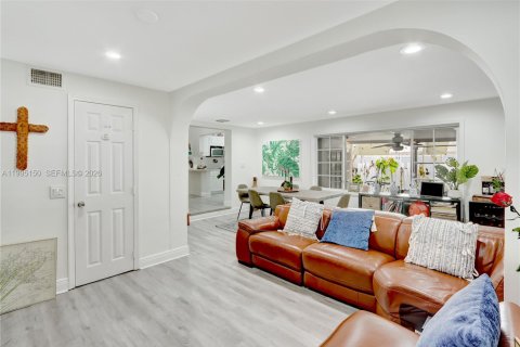 House in Miami, Florida 3 bedrooms, 143.72 sq.m. № 2062667 - photo 11