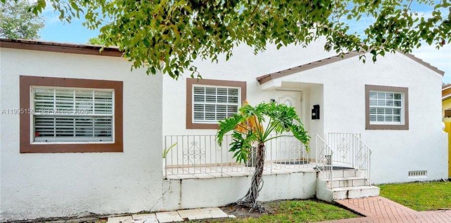 House in Miami, Florida 3 bedrooms, 143.72 sq.m. № 2062667