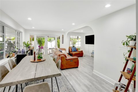 House in Miami, Florida 3 bedrooms, 143.72 sq.m. № 2062667 - photo 10