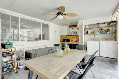 House in Miami, Florida 3 bedrooms, 143.72 sq.m. № 2062667 - photo 21